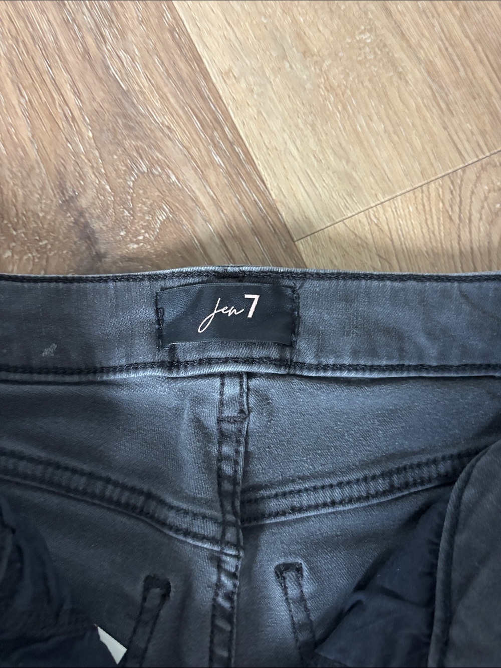 Jen7 Black Denim Jeans - Classic grayish black cropped kick